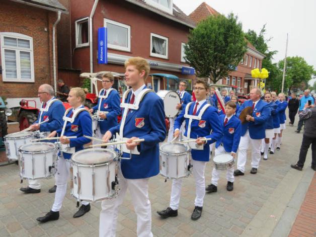 Der Spielmannszug begleitete die Königinnen und Könige. Der Spielmannszug begleitete die Königinnen und Könige.