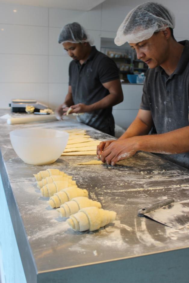 Vorbereitung für Croissants. Zwei Stück kosten sieben Euro. Vorbereitung für Croissants. Zwei Stück kosten sieben Euro.