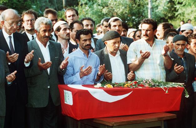 Unter Teilnahme des damaligen Bundesaußenministers Klaus Kinkel (hinten links) sowie des türkischen Ministerpräsidenten Erdal Inönü (vorne links) wurden am 4. Juni 1993 die fünf Opfer des Brandanschlages von Solingen in ihrem türkischen Heimatdorf beerdigt. 