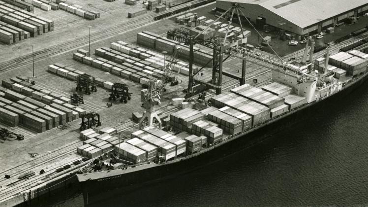 Die „American Lancer“ 1968 am Burchardkai: Das erste Containerterminal des Hamburger Hafens war erst drei Monate zuvor fertiggestellt worden. 
