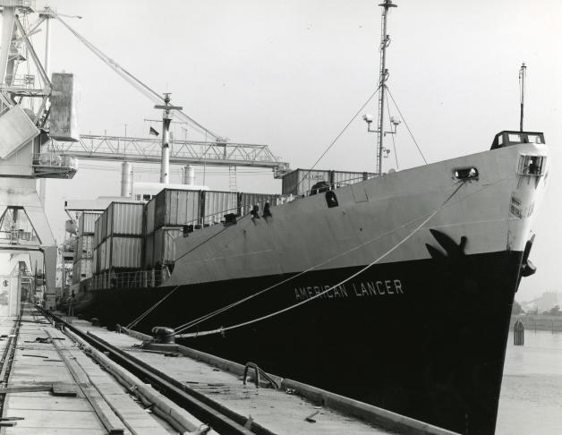 Das erste Containerschiff, das jemals in den Hamburger Hafen eingelaufen ist: Die „American Lancer“ mit einem Fassungsvermögen von 1200 TEU.