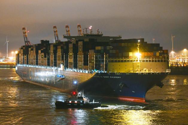 Als bisher größtes Schiff ist die „Antoine de Saint Exupéry“ in Hamburg eingelaufen. 