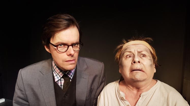 Die Schauspieler Jens Tramsen und Brigitte Peters in dem Stück „Besuch beim Alten“  