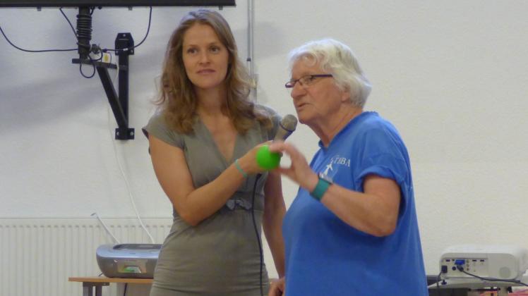Die Koordinatorin für Gesundheitsförderung und Moderatorin des Seniorentages, Kristin Schünemann, lässt Taiji-Bailong-Ball-Trainerin Heidi Rempel (r.) die Vorzüge ihres Sports erklären. Die Koordinatorin für Gesundheitsförderung und Moderatorin des Seniorentages, Kristin Schünemann, lässt Taiji-Bailong-Ball-Trainerin Heidi Rempel (r.) die Vorzüge ihres Sports erklären.