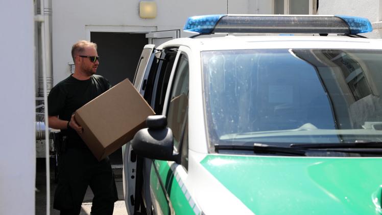 Groß angelegte Zoll-Razzia bei Sicherheitsfirma in Rostock: Zehn Objekte durchsucht - Vorwurf lautet Sozialversicherungsbetrug