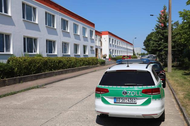Groß angelegte Zoll-Razzia bei Sicherheitsfirma in Rostock: Zehn Objekte durchsucht - Vorwurf lautet Sozialversicherungsbetrug