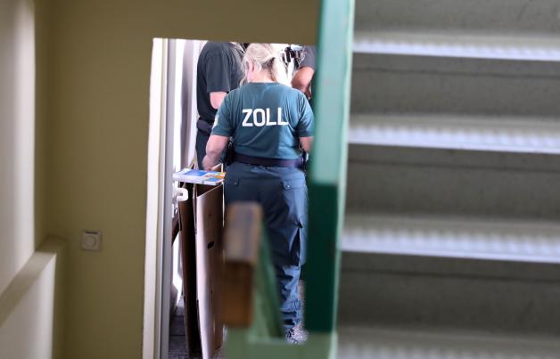 Groß angelegte Zoll-Razzia bei Sicherheitsfirma in Rostock: Zehn Objekte durchsucht - Vorwurf lautet Sozialversicherungsbetrug Groß angelegte Zoll-Razzia bei Sicherheitsfirma in Rostock: Zehn Objekte durchsucht - Vorwurf lautet Sozialversicherungsbetrug
