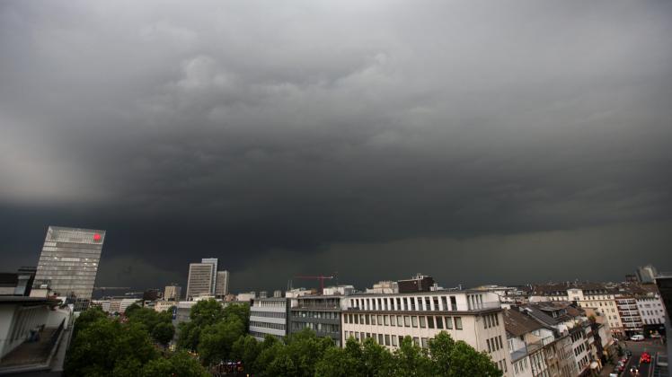 Dunkle Wolken über Düsseldorf: Von starken Regenfällen begleitet haben sich am Nachmittag in NRW starke Gewitter entladen. 