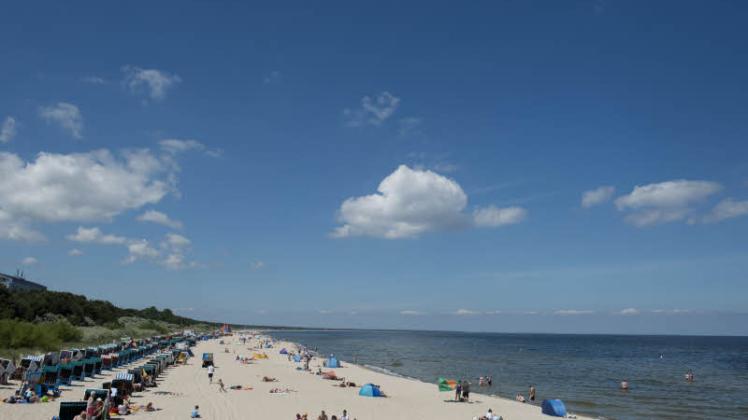 Blauer Himmel über dem Strand des Seebades Zinnowitz auf der Insel Usedom.
