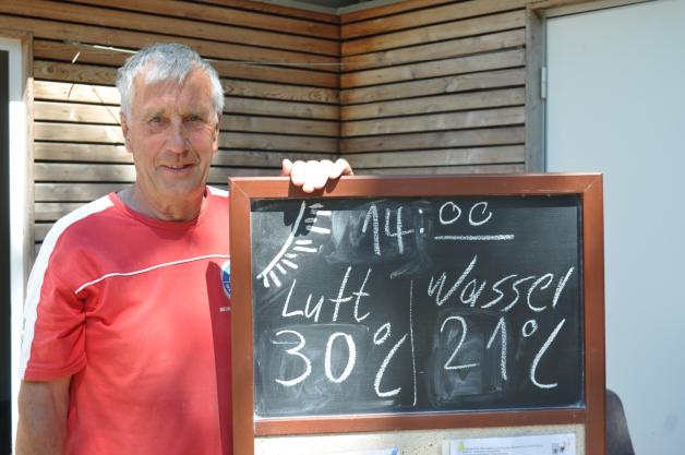 Die Tafel von Rettungsschwimmer Christian Möller zeigt es: 21 Grad Wassertemperatur misst der Inselsee. Die Tafel von Rettungsschwimmer Christian Möller zeigt es: 21 Grad Wassertemperatur misst der Inselsee.