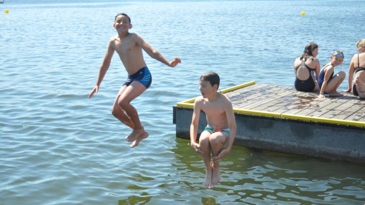 Den verkürzten Schulunterricht nutzen die elfjährigen Arthur Bayer (l.) und Jakob Geu gestern für einen Sprung in den Inselsee. „Bei dem Wetter ist das einfach die beste Abkühlung“, sagen die beiden Freunde.  Fotos: Anne Schwartz 