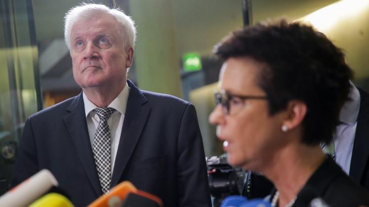 Horst Seehofer und Jutta Cordt treten nach der Sondersitzung des Bundestags-Innenausschusses zur Bamf-Affäre vor die Presse. 