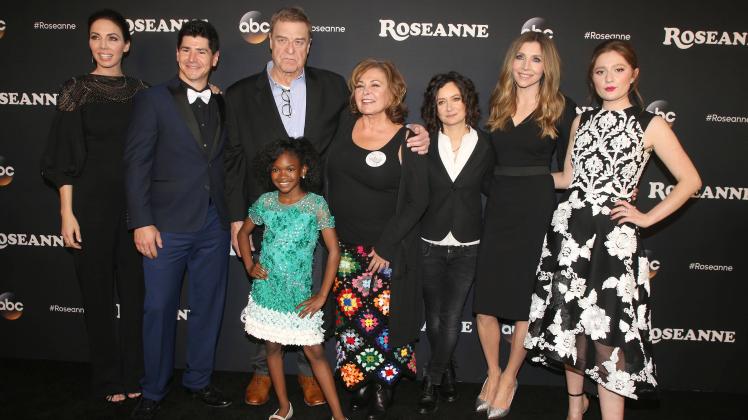 Roseanne Barr, Mitte, mit ihrer Serien-Familie. 
