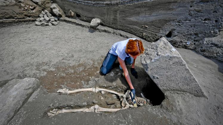 Fund eines männlichen Skeletts in Neapel: Der Brustkorb des Mannes war von dem Steinquader zerquetscht worden.