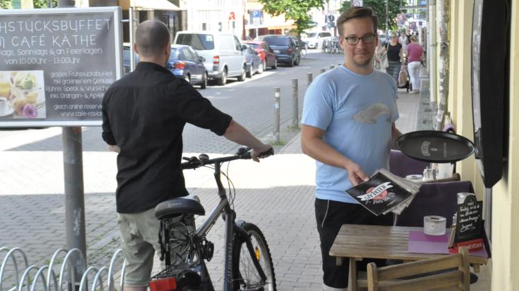 Trotz Bestuhlung und Fahrradständer bietet der Gehweg vor dem Café Käthe genug Platz, um ihn problemlos mit Fahrrad, Kinderwagen oder Rollstuhl zu passieren, zeigt Inhaber Andy Szabó.