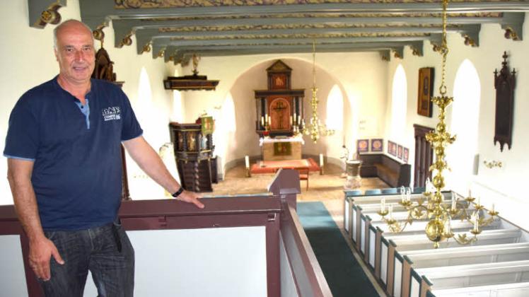 Pastor Thies Feldmann „verleiht“ die Kanzel der St.-Katharinen-Kirche an seinen Kollegen, um selbst in Dänischenhagen zu predigen. 