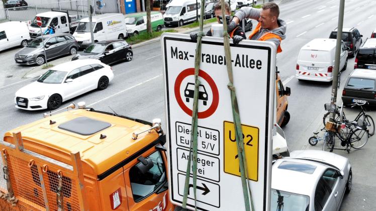 Keine Symbolik: Ein Fahrverbotsschild für Fahrzeuge mit Diesel-Motor bis Euro 5 wird an der Zufahrt zur Max-Brauer-Allee aufgehängt.