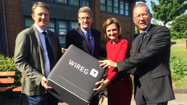 Gemeinsamer Blick nach Skandinavien: (von links) Wireg-Chef Michael Otten, Wirtschaftsminister Bernd Buchholz, Oberbürgermeisterin Simone Lange und Landrat Wolfgang Buschmann.