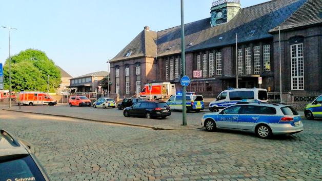 Polizei und Rettungsdienst am Mittwochabend am Bahnhof in Flensburg.