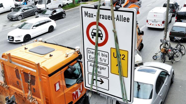 Ein Teilstück der Max-Brauer-Allee in Hamburg wird ab dem 31. Mai für ältere Diesel-Autos und-Lkw gesperrt. 
