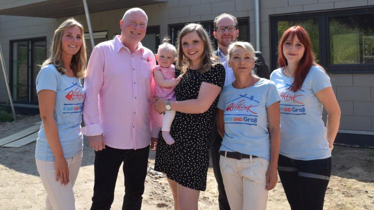 In Groß Klein feiern Erzieherin Anja Petrenz, Sergio Achilles, das erste Kita-Baby Anna, ihre Mutter und Kita-Leiterin Susann Hauschild, Sozialsenator Steffen Bockhahn sowie die Erzieherinnen Katrin Schumann und Jennifer Klump die Kita-Eröffnung. In Groß Klein feiern Erzieherin Anja Petrenz, Sergio Achilles, das erste Kita-Baby Anna, ihre Mutter und Kita-Leiterin Susann Hauschild, Sozialsenator Steffen Bockhahn sowie die Erzieherinnen Katrin Schumann und Jennifer Klump die Kita-Eröffnung.