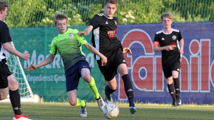 Am Ende nur zweiter Sieger: Vincent Writschan (Mitte) unterlag mit den Güstrower B-Junioren im Supercup-Finale gegen Felix Ruschke (l.) und die U17 des FC Hansa Rostock mit 0:2. 