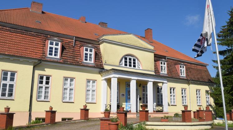 Das Borkower Gutshaus ist seit 1996 in Besitz von Friederike und Dietrich Röhrdanz aus Hessen.