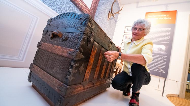 Ulrike Petschulat, Geschäftsführerin der Stiftung Mecklenburg, zeigt eine Reisetruhe. Fotos: Volker Bohlmann 