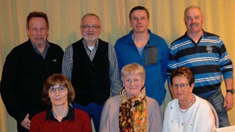 Der alte und neue Vorstand des Leichtathletik-Kreises Delme-Hunte, stehend: Richard Schmid, Wolfgang Budde, Ulrich Garde und Bernd Logemann sowie sitzend Anke Iben, Christiane Pölking und Ehrenvorsitzende Renate Bartschat (von links). Der alte und neue Vorstand des Leichtathletik-Kreises Delme-Hunte, stehend: Richard Schmid, Wolfgang Budde, Ulrich Garde und Bernd Logemann sowie sitzend Anke Iben, Christiane Pölking und Ehrenvorsitzende Renate Bartschat (von links).