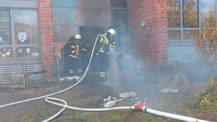 Starke Verqualmung: Nach einem Feuer am Montagmittag in der Wallschule in Wildeshausen fällt der Unterricht dort zunächst aus. Starke Verqualmung: Nach einem Feuer am Montagmittag in der Wallschule in Wildeshausen fällt der Unterricht dort zunächst aus.