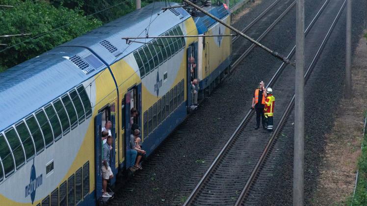Die Bahnstrecke Buchholz-Harburg wurde stromlos geschaltet und zwei Metronom-Züge blieben auf offener Strecke liegen.