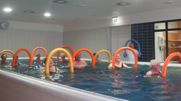 Die Teilnehmer mehrerer Wassergymnastikgruppen trainieren unter Leitung von Manfred Jaskulski in verschiedenen Hallen in Rostock. Diese Plätze sind besonders begehrt. 