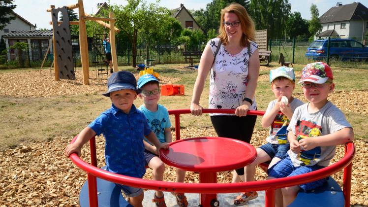„Toll geworden!“, freut sich Anja Gruschwitz, die mit ihren Drillingen Timo, Leon und Hneri zur Eröffnung des neuen Spielplatzes gekommen ist.