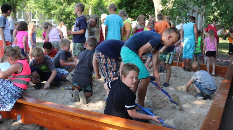Ein Tischler fertigte den Holzrahmen der neuen Sandkiste auf dem Goldberger Schulhof an. 