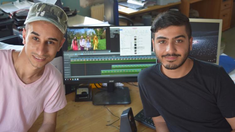 Noch zwei Szenen wollen Abed Albarry (l.) und Yahia Alzaim mit den Schülern der Inselseeschule aufnehmen. Schon jetzt arbeiten die beiden Syrer parallel dazu am Schnitt des Films.