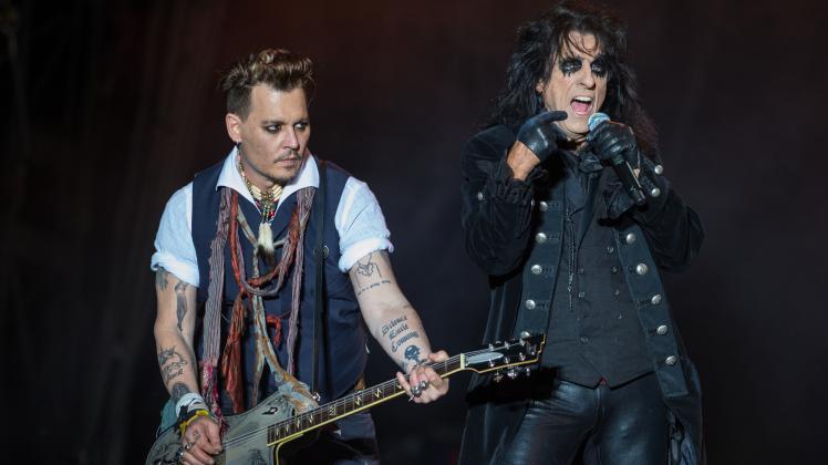 Johnny Depp (links) und Alice Cooper stehen beim Hessentag auf der Bühne./Symbolbild