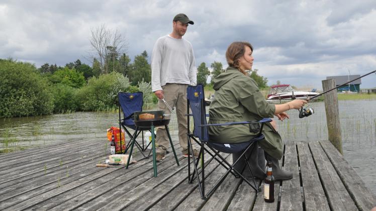 „Endlich Ruhe“ heißen die Spots, in denen Hinnerk Schönemann und Anneke Kim Sarnau immer wieder andere Charaktere mimen.