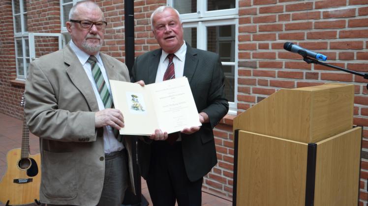 Gillhoff-Tag: Preisträger Wolfgang Mahnke mit dem Vorsitzenden der Gesellschaft Hartmut Brun