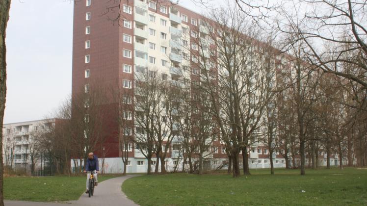 Eigentlich sollte der vorhandene Grünstreifen zwischen der Turkuer Straße und den Häusern Ahlbecker Straße 1 bis 5 in Lütten Klein in einen Bürgerpark umgewandelt werden. Doch das wollen die Lütten Kleiner nicht.