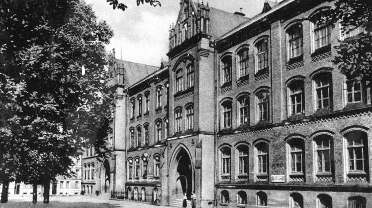 Hat eine bewegte Geschichte: Die St.-Georg-Schule (hier um 1950) wurde als Mädchen- und Knabenschule eingeweiht und während des Ersten Weltkrieges als Lazarett genutzt. Erst 1919 wurde hier wieder der Schulbetrieb aufgenommen. Fotos: Stadtarchiv Rostock 