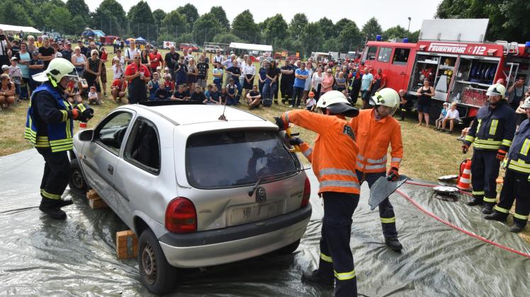 Die Feuerwehren aus Zickhusen und Seehof demonstrierten den Einsatz der Menschenrettung nach einem Verkehrsunfall. 