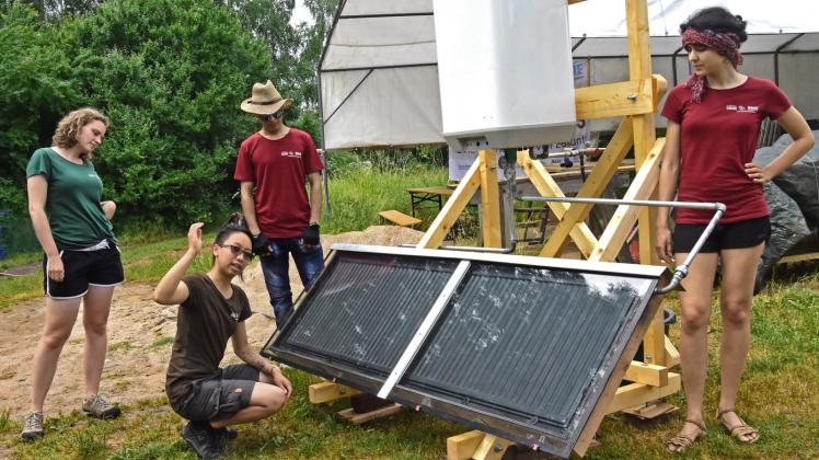 Stolz auf ihr Werk: Teilnehmer des Workcamps in Wangelin bei der Präsentation ihrer Solardusche 