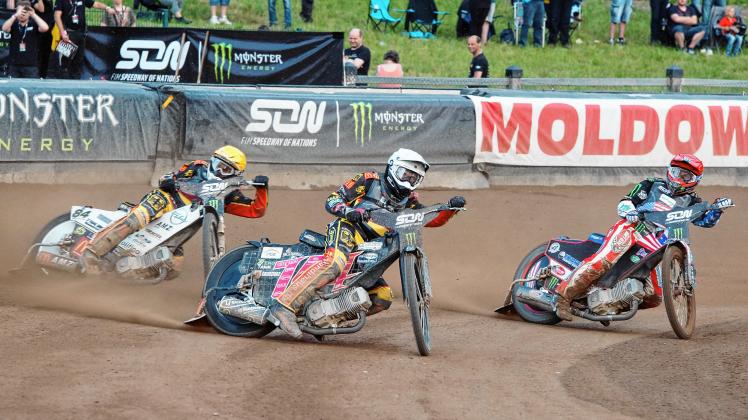 Vorentscheidung für Deutschland: Martin Smolinski (l.) und Kai Huckenbeck (M.) lassen nur Greg Hancock zwischen sich und gewinnen gegen die USA mit 4:2. 
