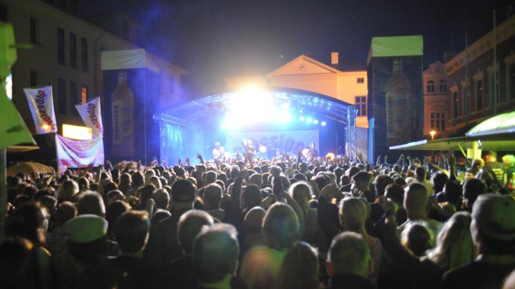 Voller geht nicht: Der Oldesloer Marktplatz beim Konzert von „Jeden Tag Silvester“ als Höhepunkt am Sonnabend beim Stadtfest 2018.