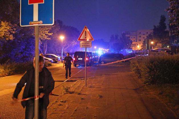 Schussabgabe in Rostock: Polizistin schießt in Lichtenhagen mutmaßlichen Autodieb nieder - Mann griff vorher Beamtin mit Messer an
