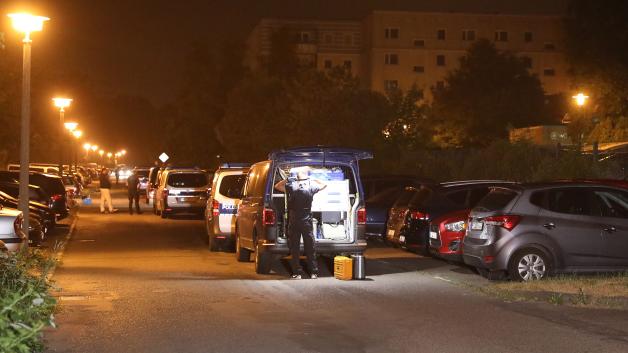Schussabgabe in Rostock: Polizistin schießt in Lichtenhagen mutmaßlichen Autodieb nieder - Mann griff vorher Beamtin mit Messer an Schussabgabe in Rostock: Polizistin schießt in Lichtenhagen mutmaßlichen Autodieb nieder - Mann griff vorher Beamtin mit Messer an