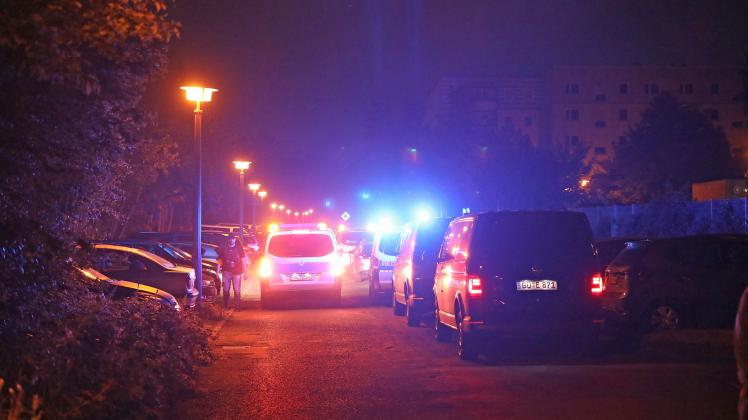 Schussabgabe in Rostock: Polizistin schießt in Lichtenhagen mutmaßlichen Autodieb nieder - Mann griff vorher Beamtin mit Messer an