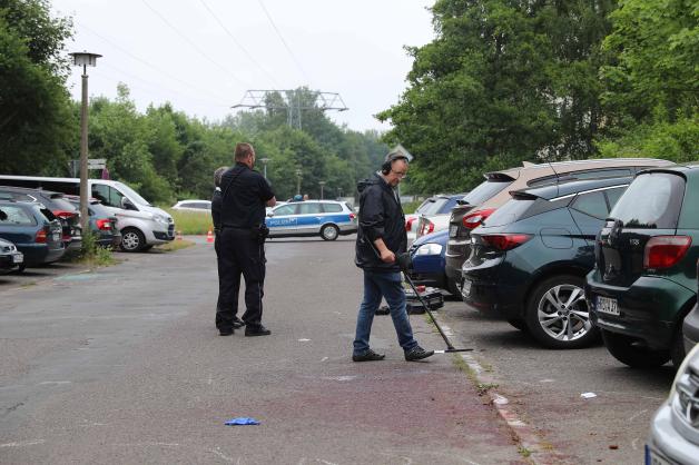 Neuerliche Absuche des Tatortes in Rostock nach Schussabgabe von Polizistin auf Messerangreifer - mit Metalldetektoren wird nach dem Projektil gesucht