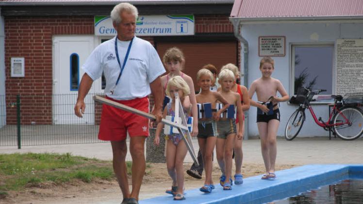 Schwimmlehrer-Urgestein Günter Butzmann hat hunderten Kindern das Schwimmen beigebracht.