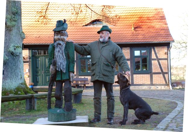 Oberförster Erhard Bach geht, aber eine ihm ziemlich ähnliche Holzfigur auf dem Forsthof in Kiekindemark bleibt. 